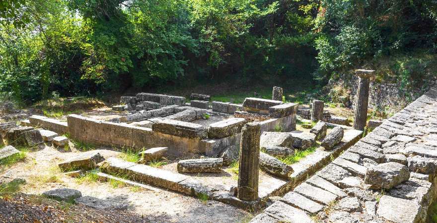 Antike Ruinen im Schlosspark von Mon Repos auf Korfu