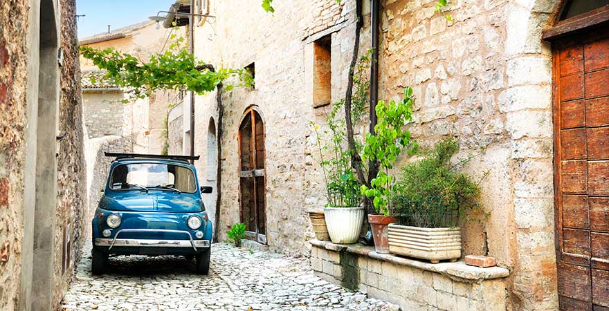 Auto in einer Gasse in Italien