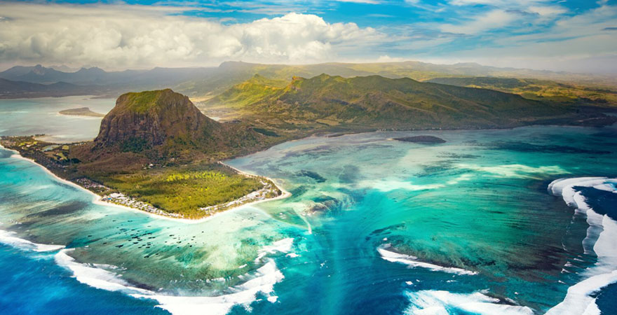 Luftaufnahme des Unterwasserwasserfalls und der Halbinsel Le Morne Brabant auf Mauritius