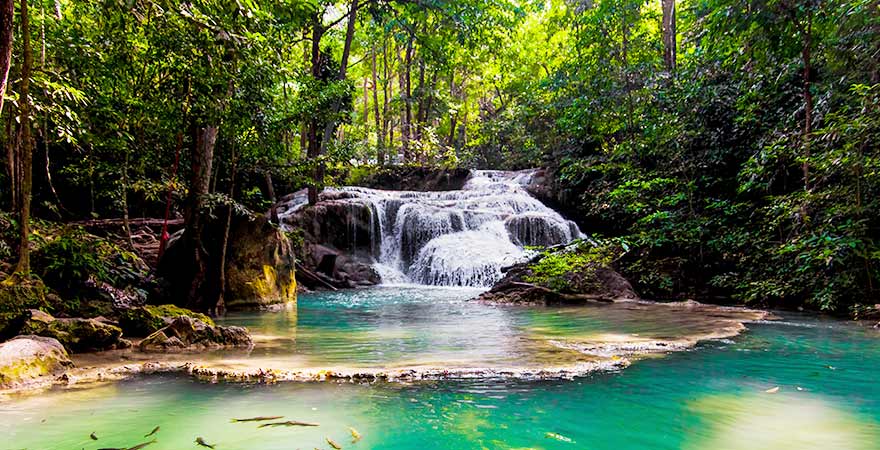 Wasserfall im Erawan-Nationalpark in Thailand