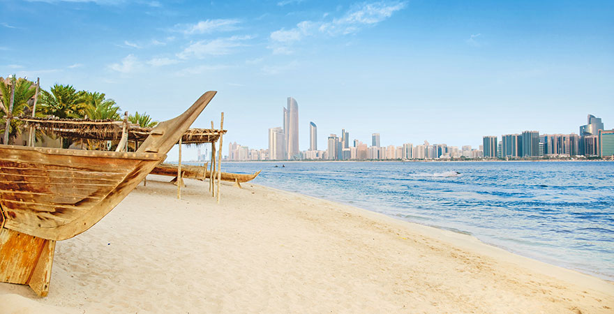 Skyline und White Marina Beach in Abu Dhabi
