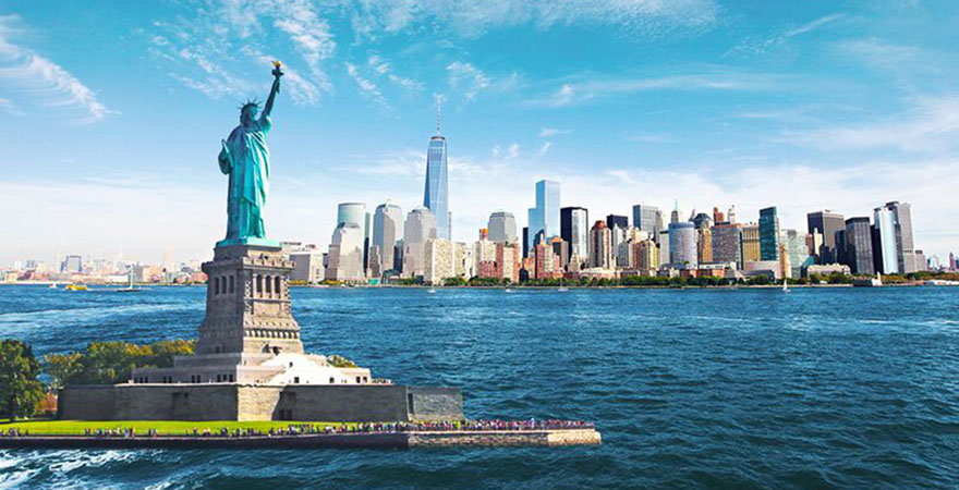 Freiheitsstatue vor der New Yorker Skyline in den USA