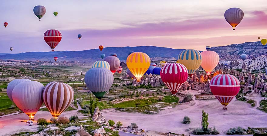 Bunte Heißluftballons vor dem Start im Goreme-Nationalpark