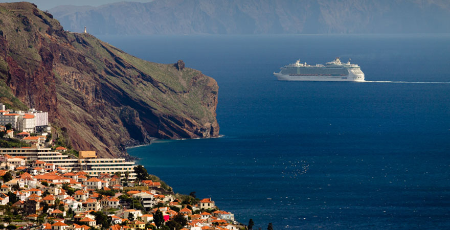 Kreuzfahrtschiff im Meer vor Funchal