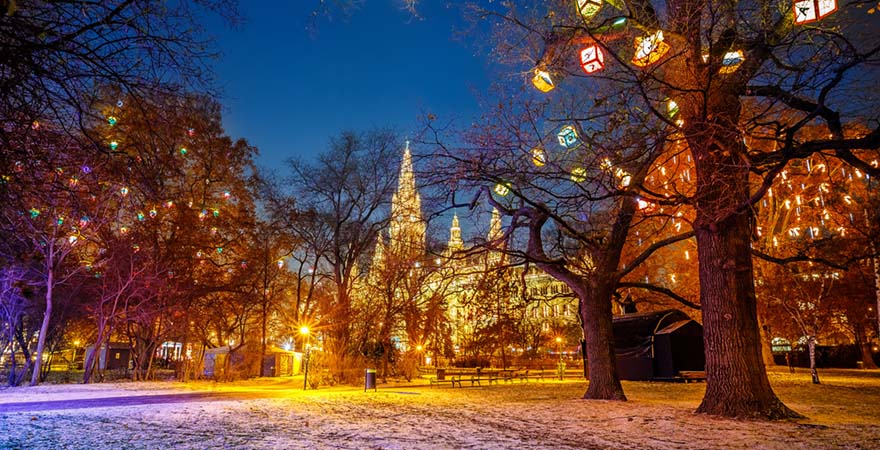Das festlich geschmückte Wiener Rathaus