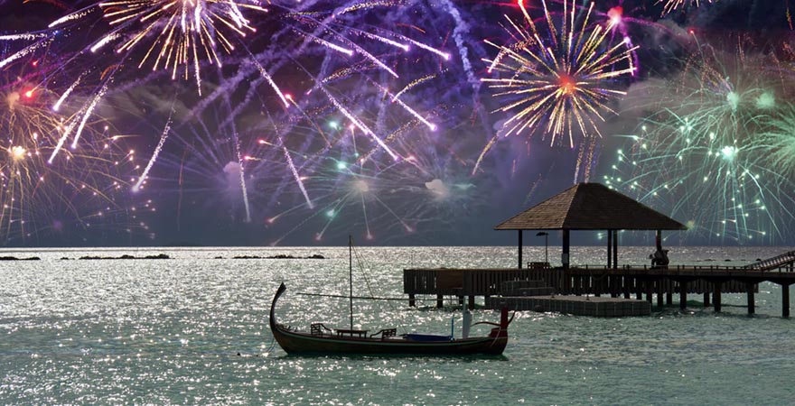 Festliches Feuerwerk über dem Meer auf den Malediven