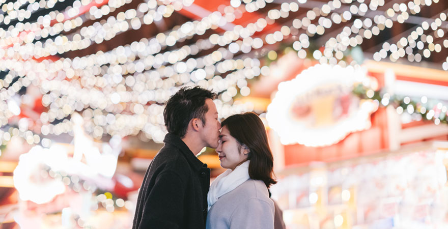 Paar in Japan im Lichtermeer zur Weihnachtszeit