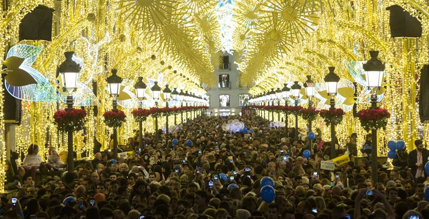 Weihnachtslichter in Straße von Malaga, Andalusien