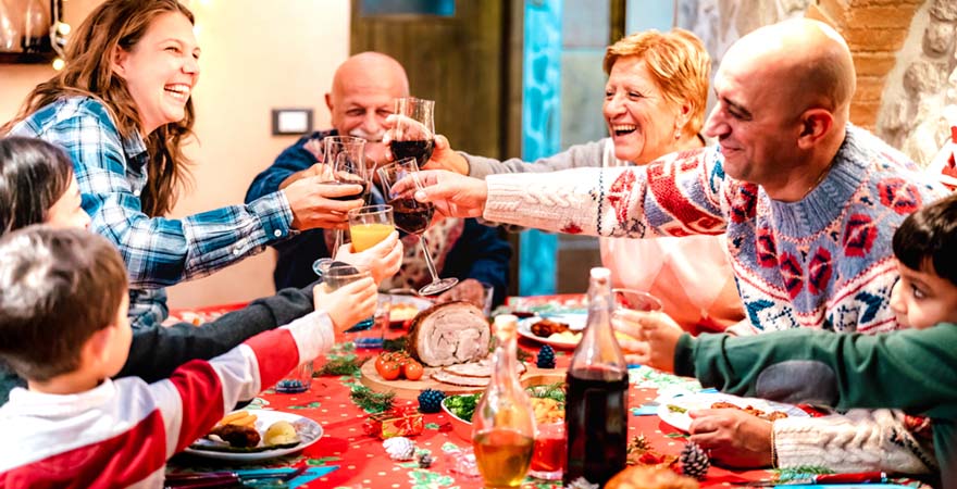 Familie an Weihnachten mit großem Festessen