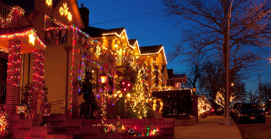 Weihnachtsbeleuchtung im Stadtviertel Dyker Heights in New York City