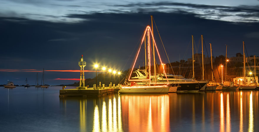Segelboot dekoriert und beleuchtet für Weihnachten, Insel Syros, Griechenland
