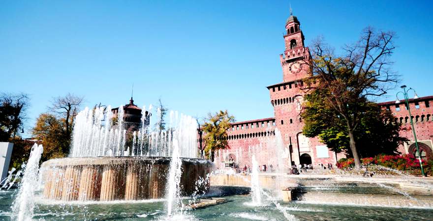 Rotes Schloss in Mailand mit brunnen