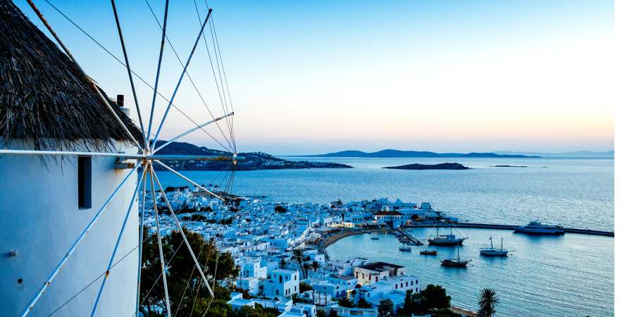 Typische Windmühle auf mykonos mit blick auf das meer
