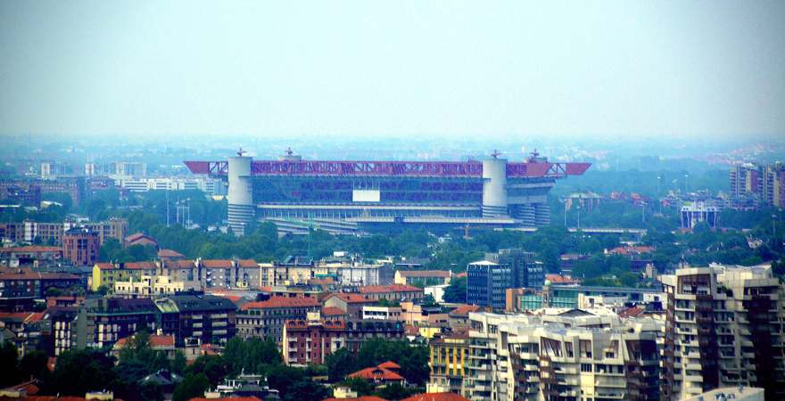 ein fußballstadion überragt die stadt