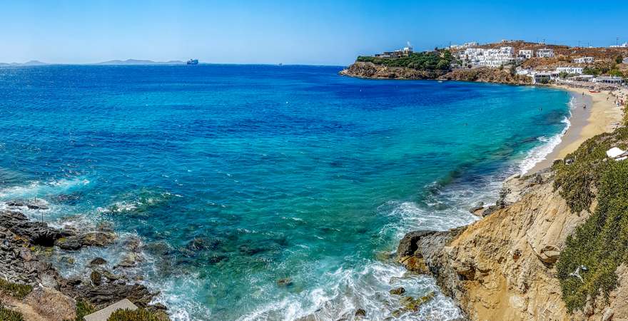 felsküste mit sandstrand im hintergrund