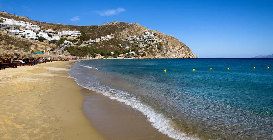 Strand, der von einem felsigen Hügel begrenzt wird