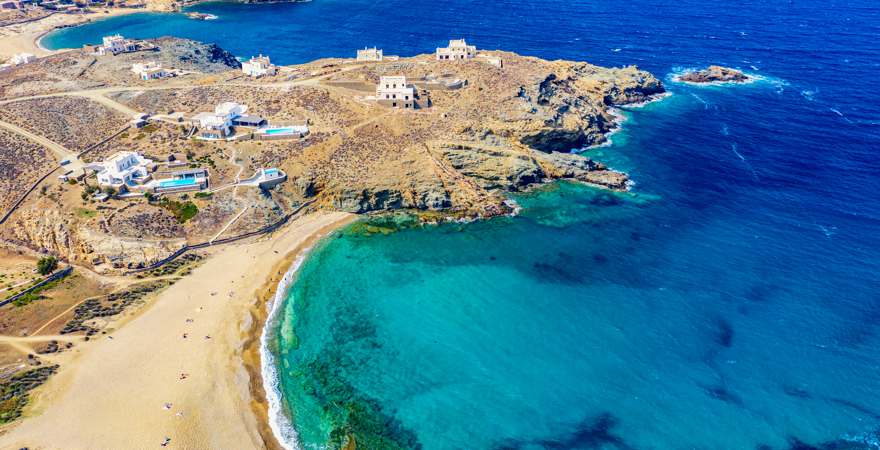 Einsamer Strand von felsen gerahmt