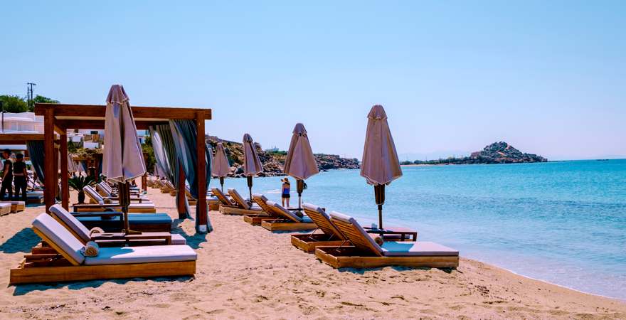 Blick auf einen strand mit liegen