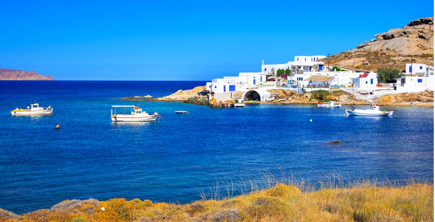 pittoreskes Fischerdorf am tiefblauen Wasser