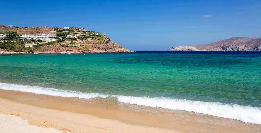 strand mit blick auf eine bucht