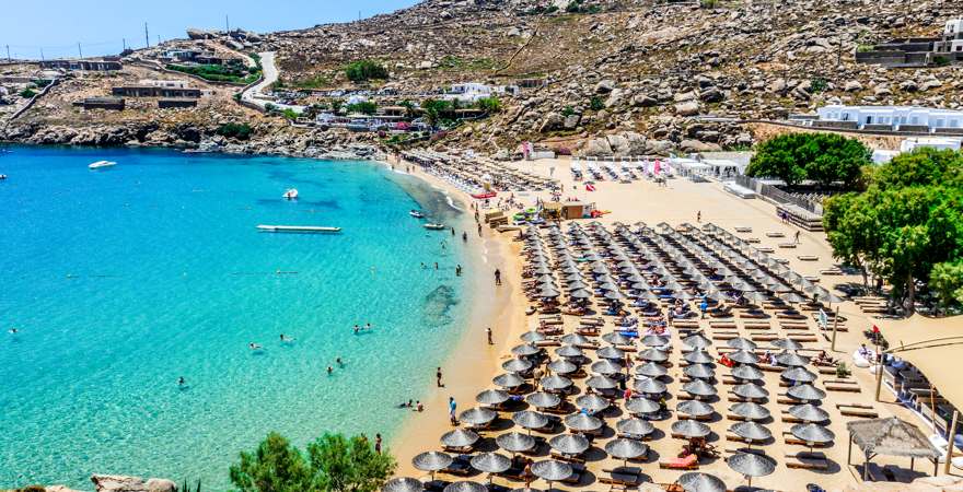blick von oben über einen strand mit liegen