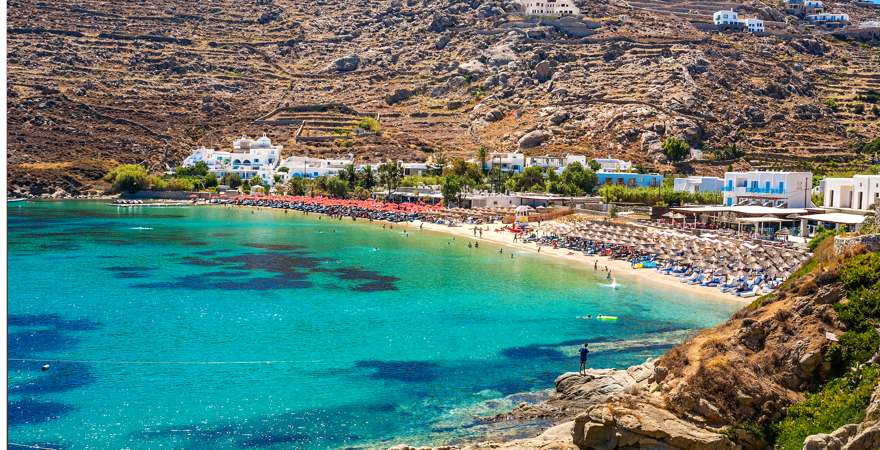 Blick auf einen Strand mit liegen