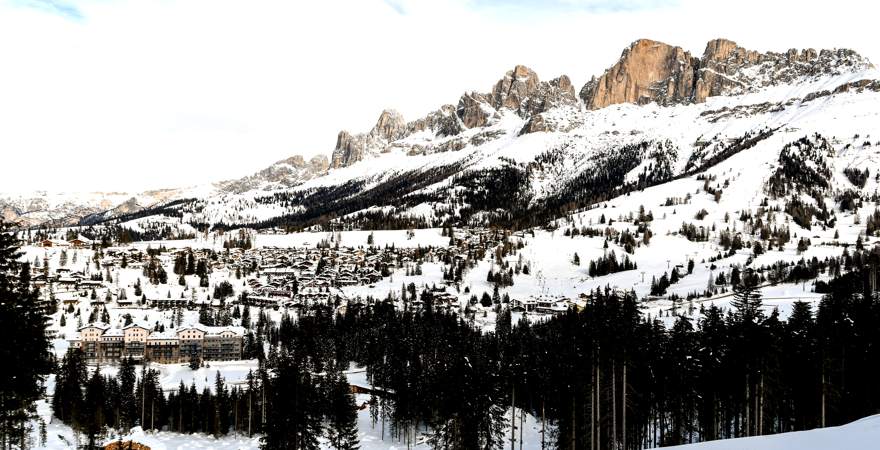 Blick auf den verschneiten Rosengarten in Südtirol