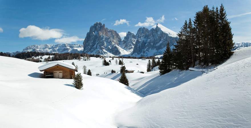 Verschneites Tal mit Blick auf beeindruckenden Gipfel