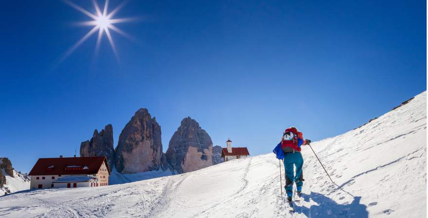 Ein Skitourengeher vor den drei Zinnen