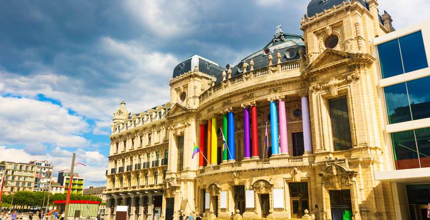 Das opernhuas in Antwerpen mit regenbogenflaggen