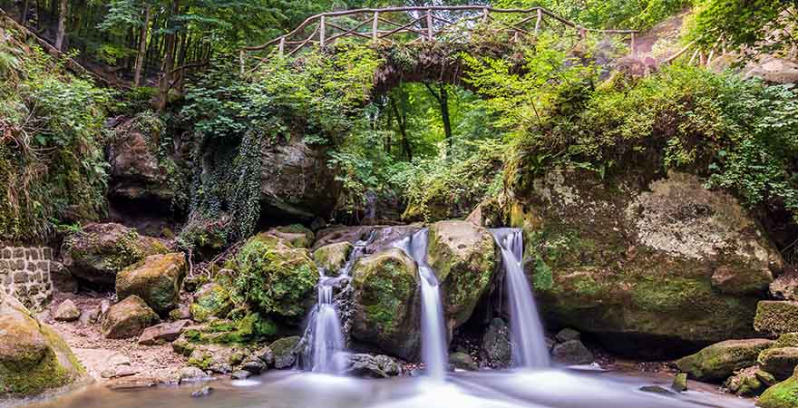 Schiessentümpel Wasserfall mit Brücke im Mullerthal in Luxemburg