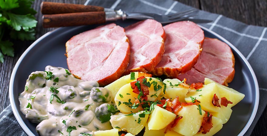 Teller mit Schweinenacken und Saubohnen