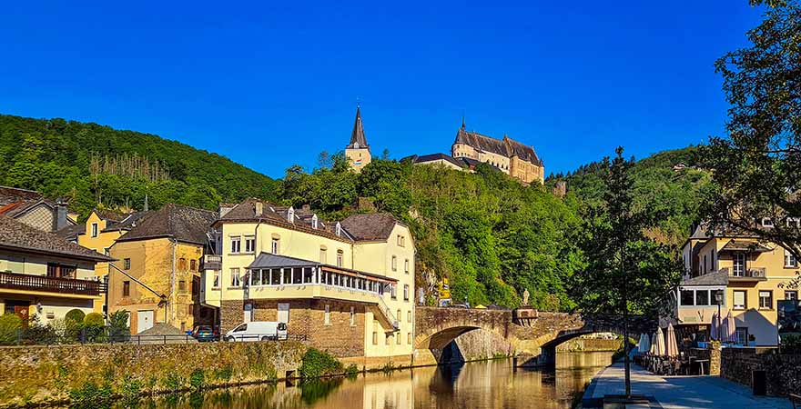 Burg Vianden über dem Fluss Our in Luxemburg