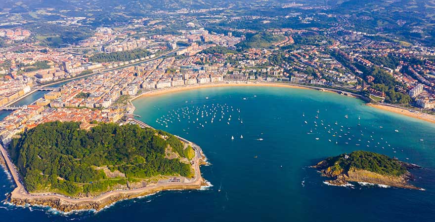 Blick auf den Strand von La Concha in San Sebastián von oben