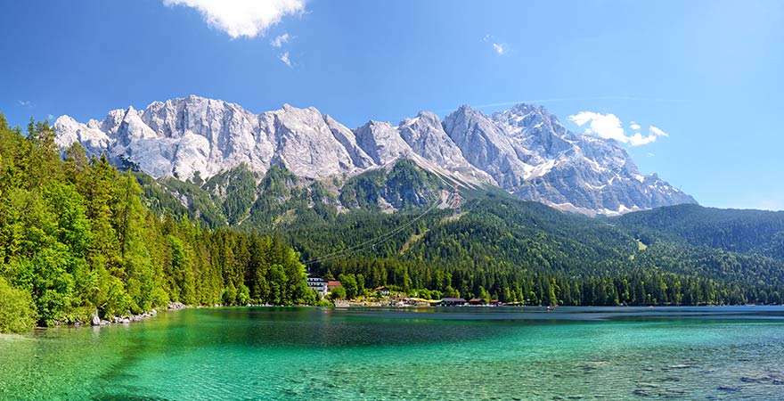 Eibsee nahe Garmisch-Partenkirchen unterhalb der Zugspitze im Wettersteingebirge in Bayern