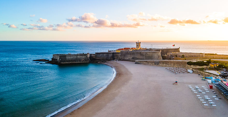 Sao Juliao da Barra Fort am Strand von Carcavelos in Lissabon, Portugal