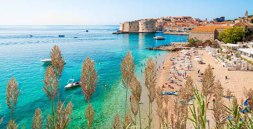 Strand Banje und Blick auf die Altstadt von Dubrovnik, Kroatien