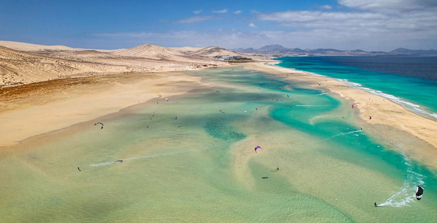 Luftaufnahme von Kitesurfern auf der Playa de la Barca in Fuerteventura