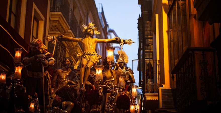 Christusprozession in der Dämmerung während der Semana Santa an der Algarve