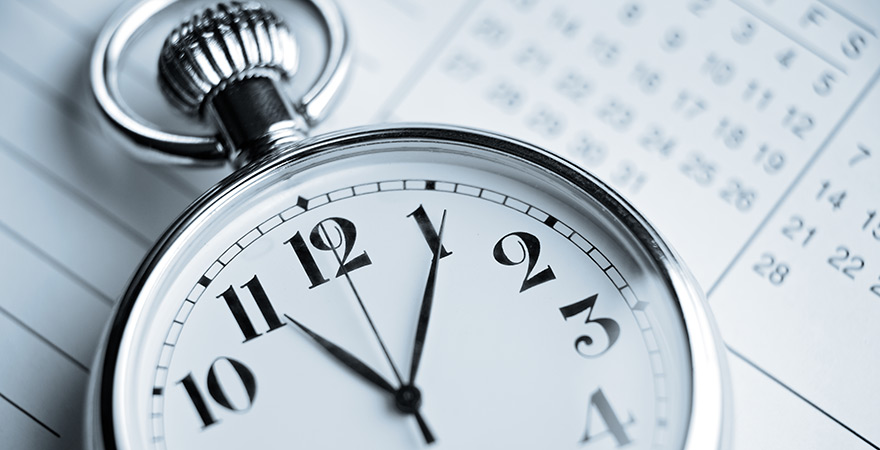 Taschenuhr auf Wandkalender