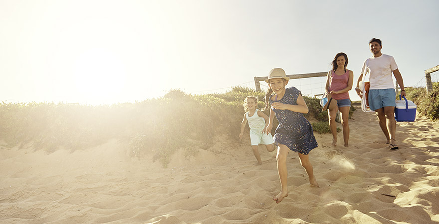 Familie an einem Stadtstrand in Deutschland