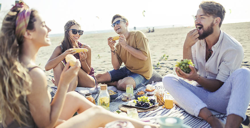Freunde picknicken an einem Stadtstrand