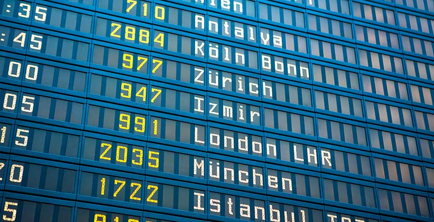 Anzeigetafel mit Abflugzeiten und Ankunftszeiten