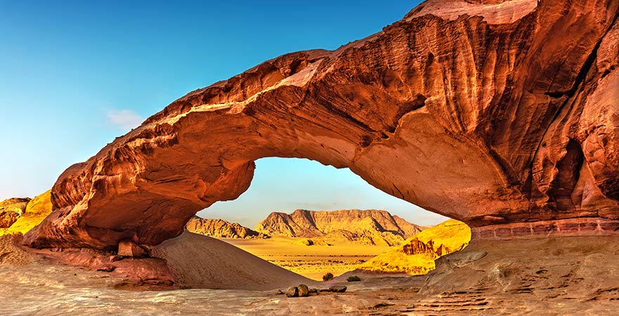 Felsbogen im Wadi Rum in Jordanien