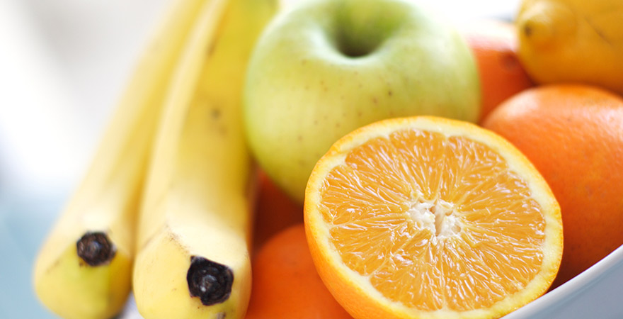 Gemischter Obstteller mit Apfel, Banane und Orange