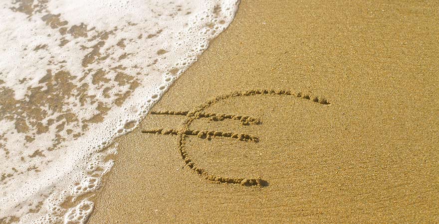 Eurozeichen am Sandstrand