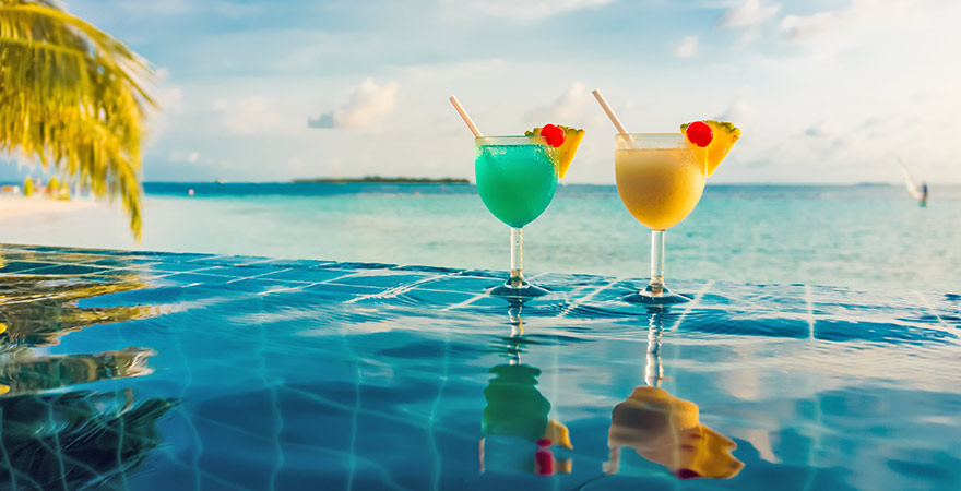 Cocktails am Hotelpool