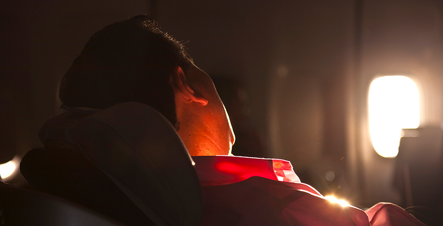 Mann schläft im Flugzeug