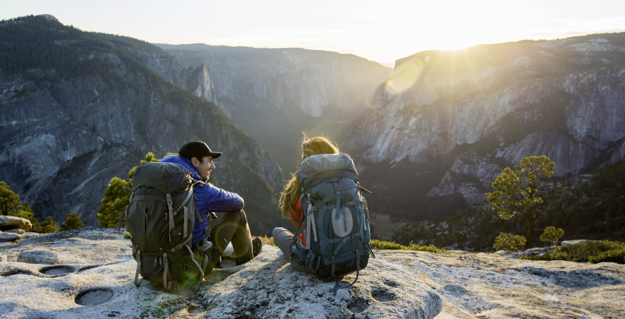 Ein Pärchen genießt die Bergaussicht beim Backpacking in Yosemite Valley, USA