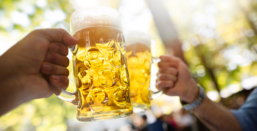 Anstoßen mit Bier